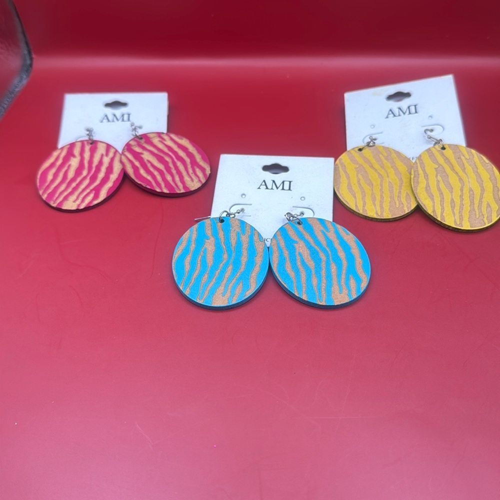 Aretes Ami rosado séllate y amarillo 3 pares $18
